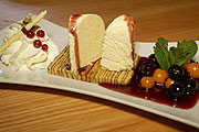 Weißes Kaffeeparfait auf Baumkuchen mit Ragout von Amarenakirschen (©Foto: Martin Schmitz)